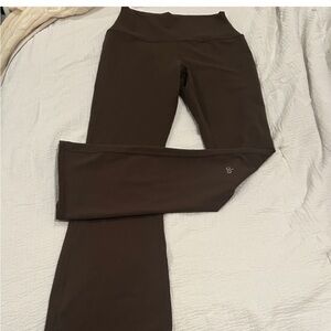 ALO Yoga Women's Boot Cut Pants in Dark Brown